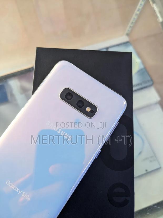 New Samsung Galaxy S10e 128 GB White photo 3