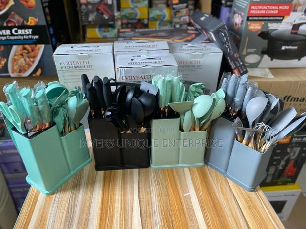 Comfortable 19pcs Silicon Laddle With Chopping Board · Photo 2