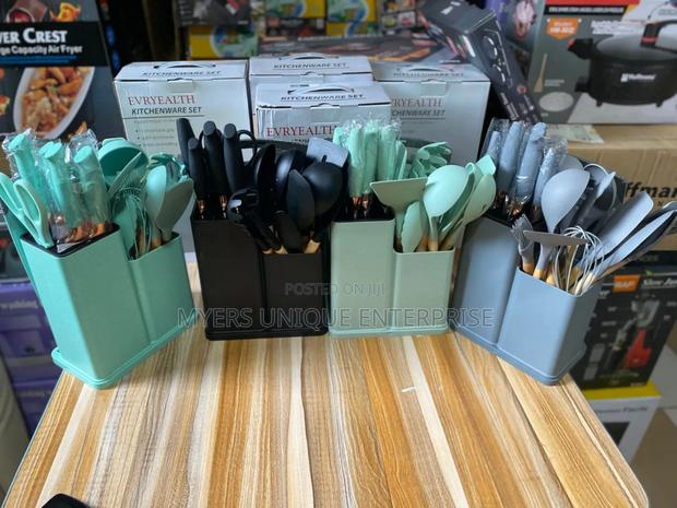 Comfortable Grip 19pcs Silicon Laddle With Chopping Board · Photo 2