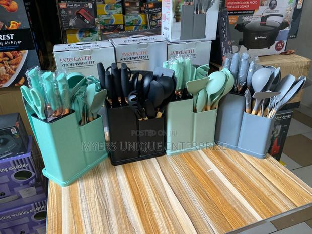 Sharp Lasting 19pcs Silicon Laddle With Chopping Board · Photo 2