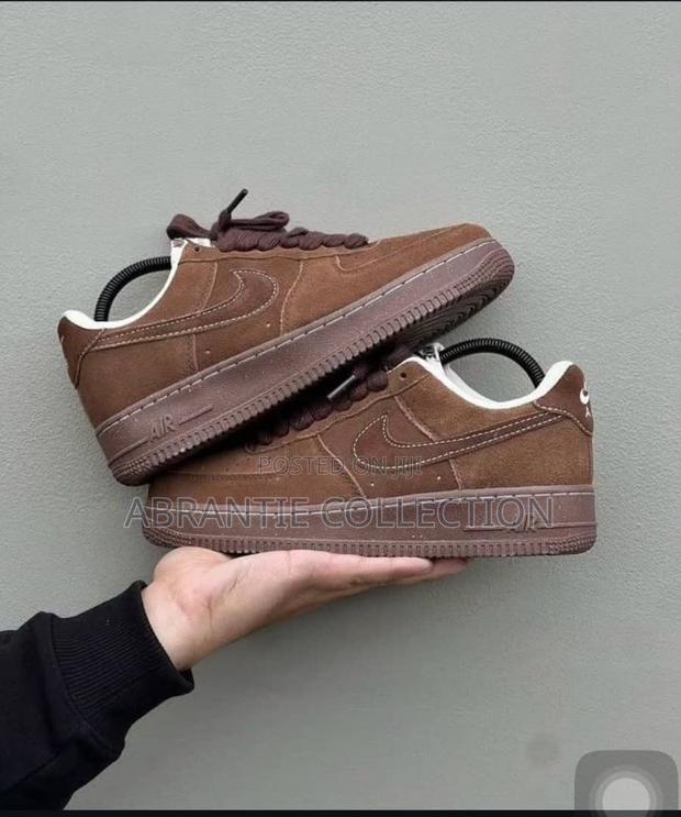 Nike Air Force 1 Brown Sneaker · Photo 3