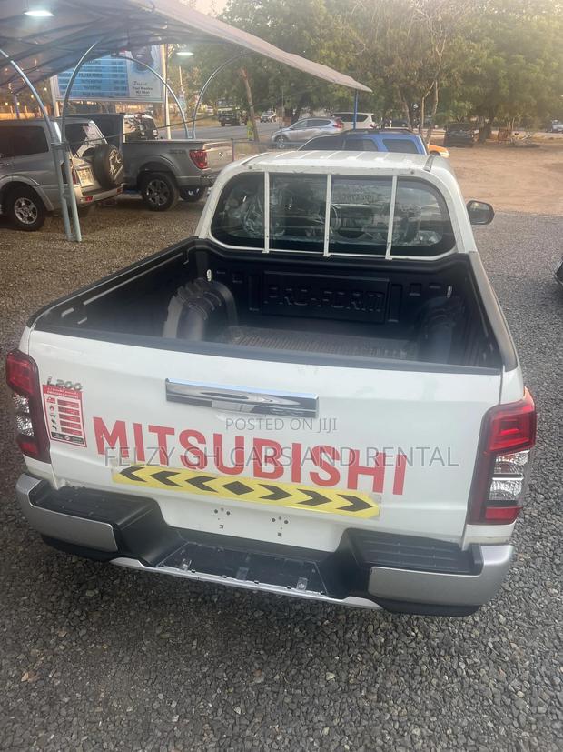 Mitsubishi L200 Double Cab 2.4 154hp 4WD 2021 White photo 4