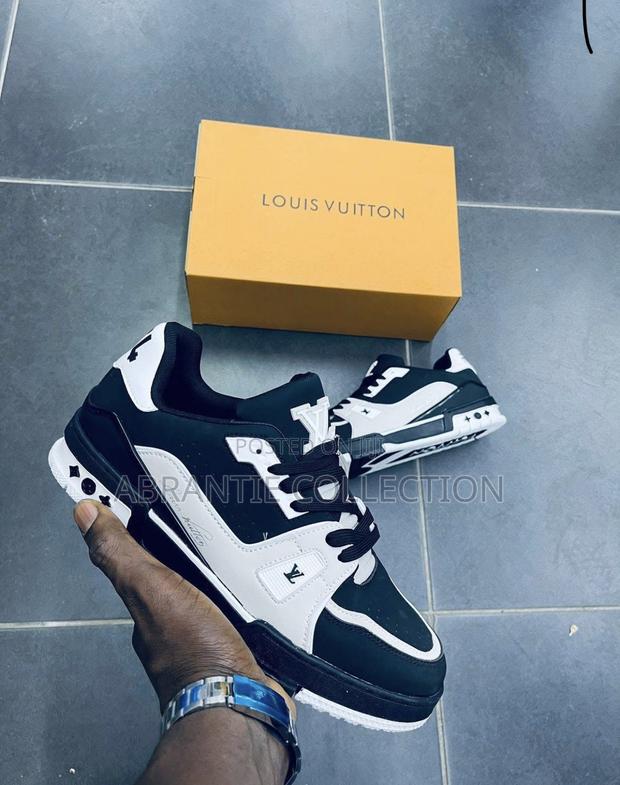 Louis Vuitton Black/White Sneaker · Photo 3