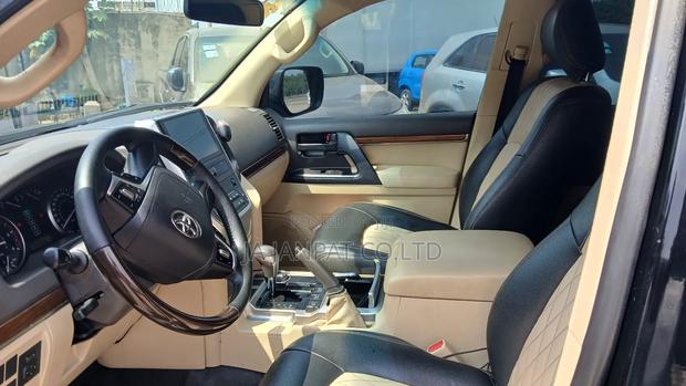 Toyota Land Cruiser 2017 Black photo 2