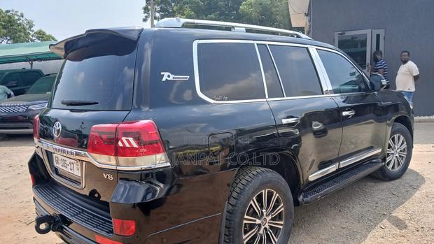 Toyota Land Cruiser 2017 Black photo 7