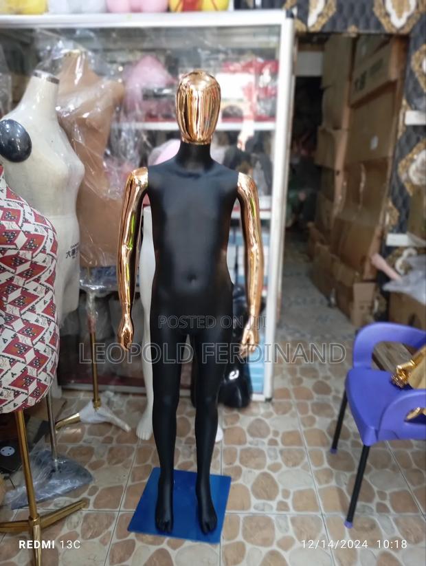Adolescent Black Rose Gold Head and Hands Mannequins · Photo 3