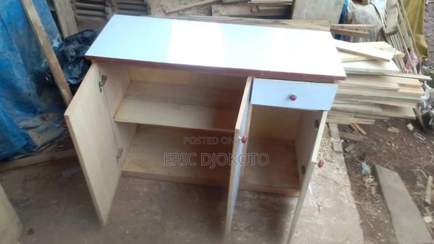 Kitchen Cabinet Down Formica · Photo 2