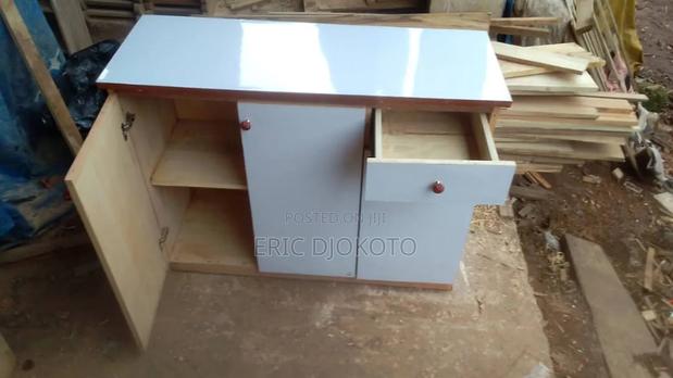 Kitchen Cabinet Down Formica · Photo 3