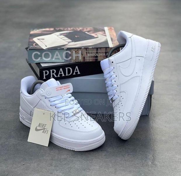 Nike Airforce 1 Triple White and Black · Photo 3