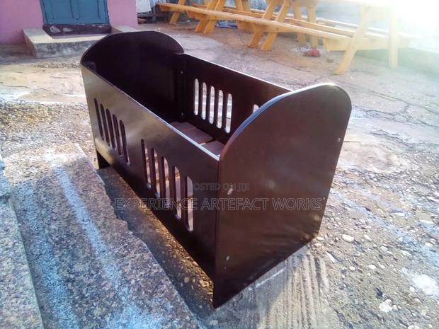 Baby's Cot Local
