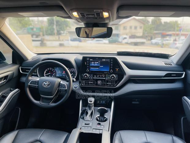 Toyota Highlander XLE 2022 Silver