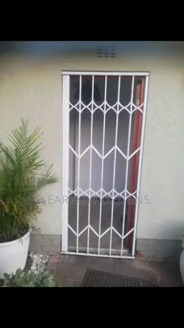 Retractable Security Door · Photo 2