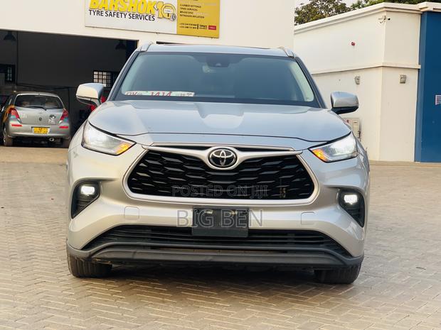 Toyota Highlander XLE 2022 Silver