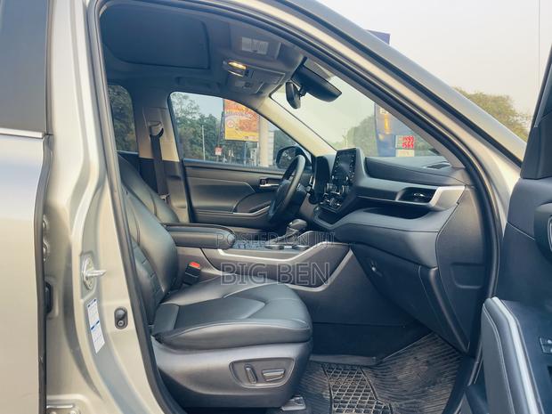 Toyota Highlander XLE 2022 Silver