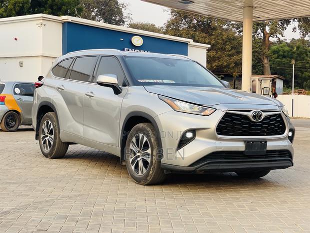Toyota Highlander XLE 2022 Silver