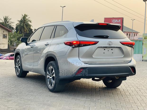 Toyota Highlander XLE 2022 Silver