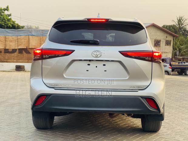 Toyota Highlander XLE 2022 Silver