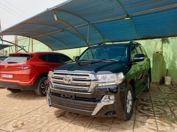 Toyota Land Cruiser 3.3 Diesel 4WD 2021 Black photo 3
