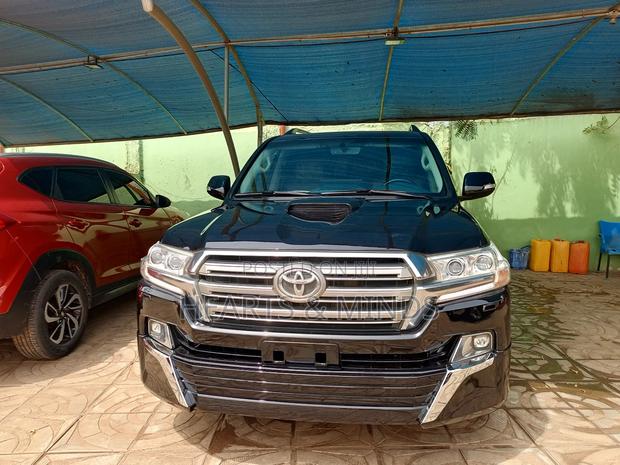 Toyota Land Cruiser 3.3 Diesel 4WD 2021 Black photo 4