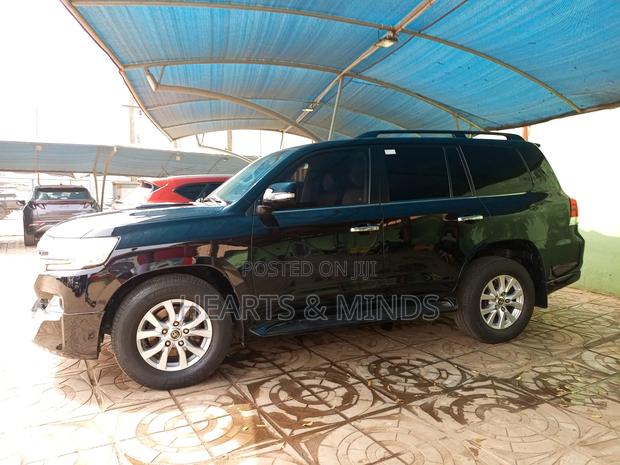 Toyota Land Cruiser 3.3 Diesel 4WD 2021 Black photo 6