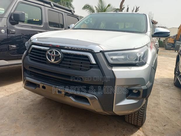New Toyota Hilux 2022 Silver