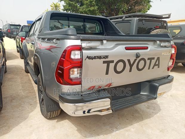 New Toyota Hilux 2022 Silver photo 2
