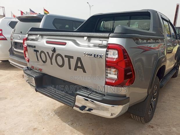 New Toyota Hilux 2022 Silver photo 3