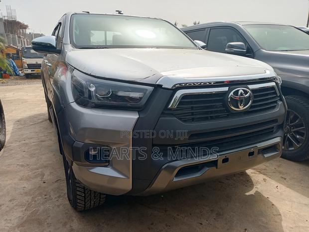New Toyota Hilux 2022 Silver photo 4