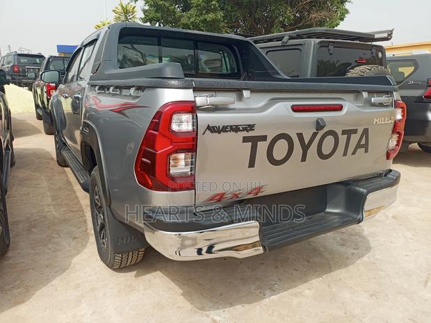 New Toyota Hilux 2022 Silver photo 5