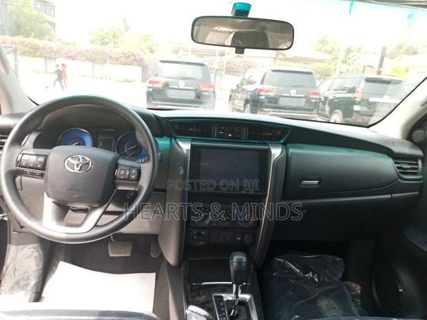 New Toyota Hilux 2022 Silver photo 6