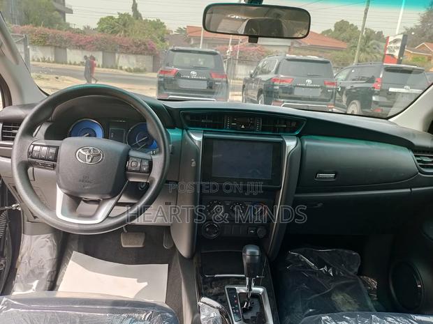New Toyota Hilux 2022 Silver photo 7