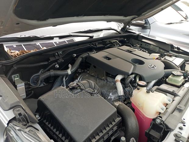 New Toyota Hilux 2022 Silver photo 8