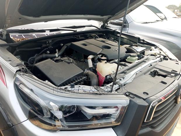 New Toyota Hilux 2022 Silver photo 9