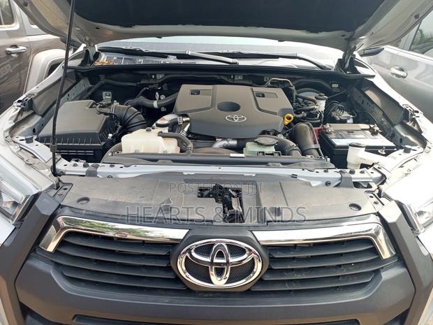 New Toyota Hilux 2022 Silver photo 10
