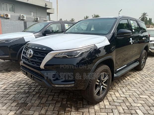 New Toyota Fortuner 2.4 D AWD 2024 Black photo 2