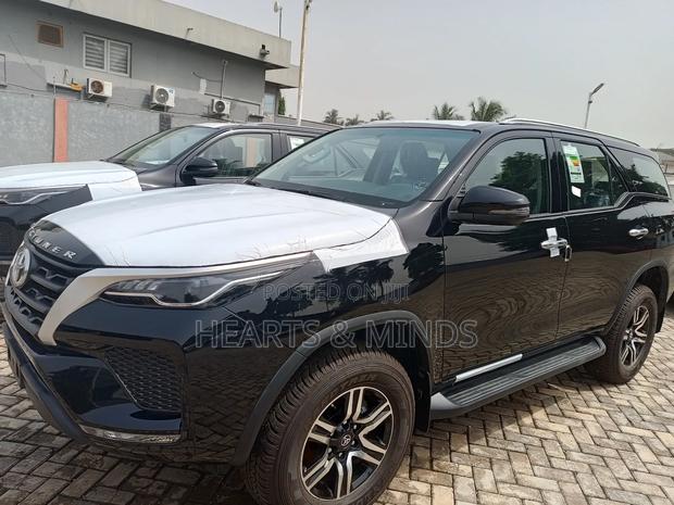 New Toyota Fortuner 2.4 D AWD 2024 Black photo 3