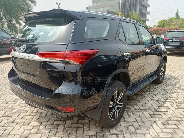 New Toyota Fortuner 2.4 D AWD 2024 Black photo 4