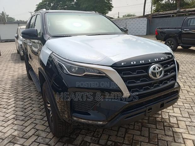 New Toyota Fortuner 2.4 D AWD 2024 Black photo 6