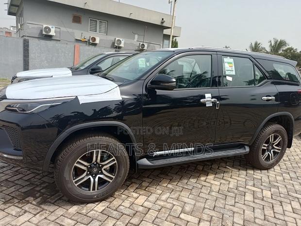 New Toyota Fortuner 2.4 D AWD 2024 Black photo 7