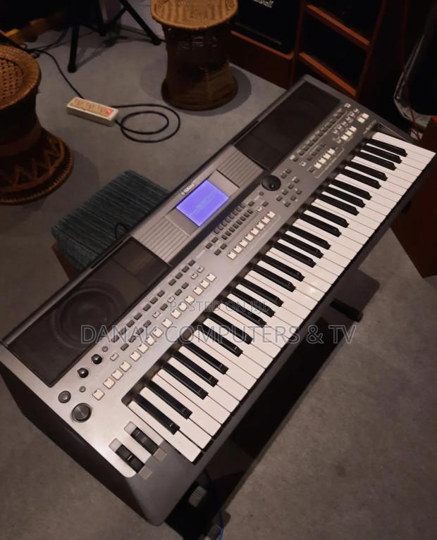 Yamaha PSR S670 · Photo 2