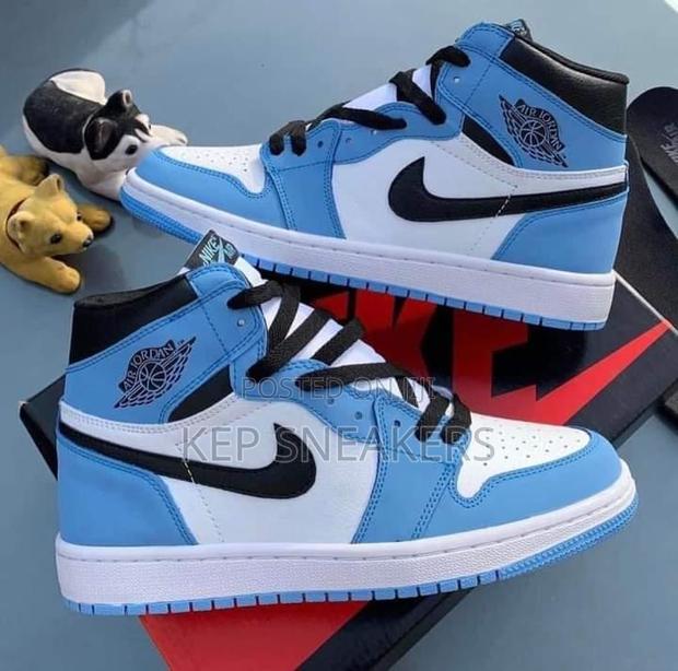 Nike Air Jordan 1 High · Photo 3