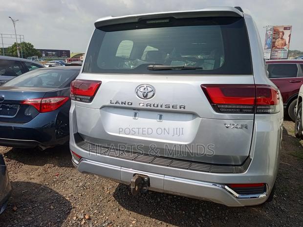 New Toyota Land Cruiser 2023 Silver photo 3