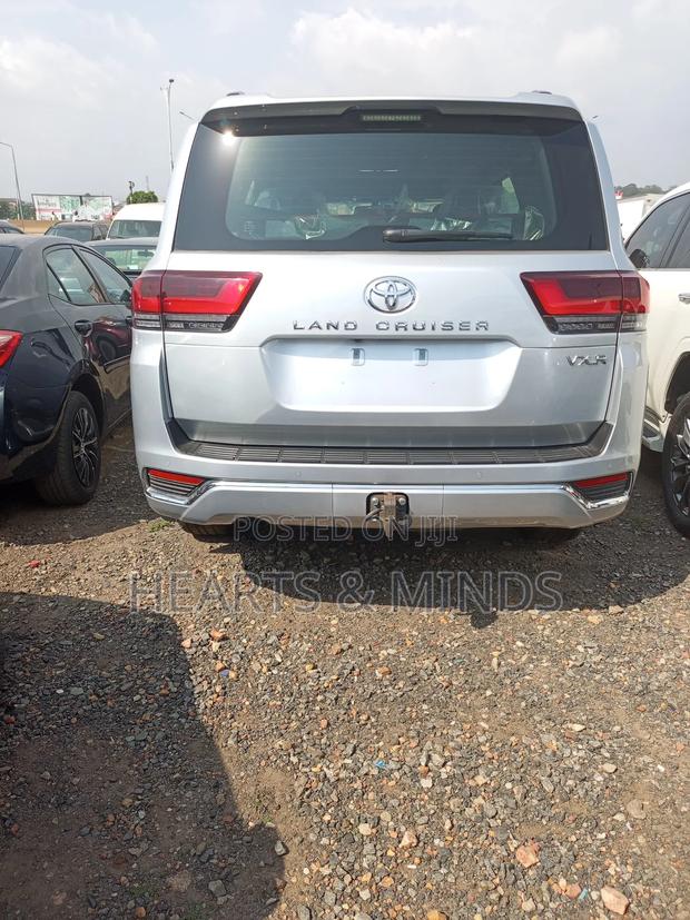 New Toyota Land Cruiser 2023 Silver photo 4