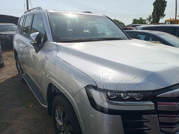 New Toyota Land Cruiser 2023 Silver photo 6