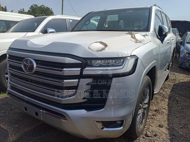 New Toyota Land Cruiser 2023 Silver photo 7