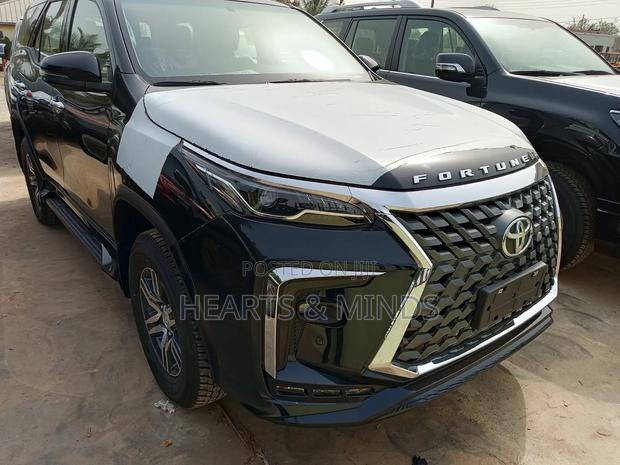 New Toyota Fortuner 2.7 AWD 2024 Black photo 2