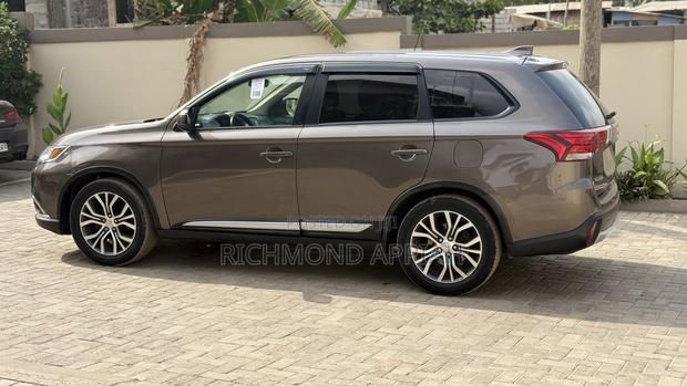 Mitsubishi Outlander SE FWD 2017 Brown