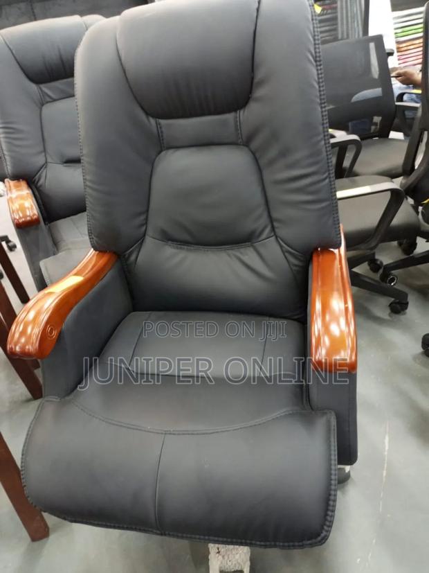 Executive Chair Tent Pin · Photo 1
