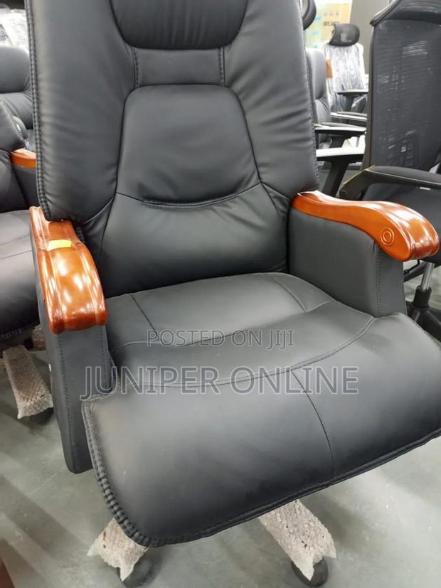 Executive Chair Tent Pin · Photo 2