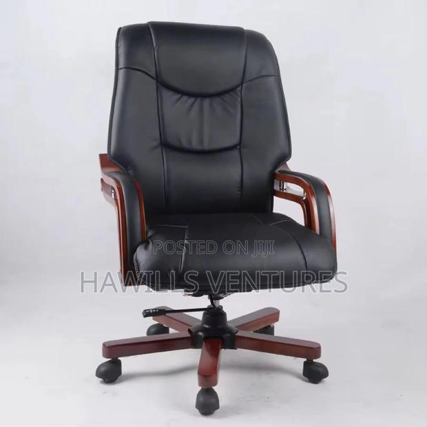 Executive Leather Swivel Chair · Photo 2